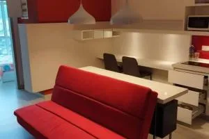 A loft with kitchen + full-condo facilities. - 亚依淡