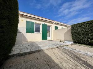 Maisons de vacances Maison renovee a 350m de la plage avec cour, terrasse et parking, Dolus-d'Oleron - FR-1-246A-236 : photos des chambres