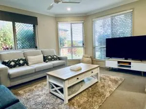 Sandstone Point Holiday Home - Beachmere