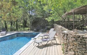 Maisons de vacances Beautiful home in Lacoste with 4 Bedrooms, WiFi and Outdoor swimming pool : photos des chambres