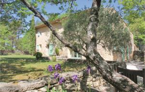 Maisons de vacances Beautiful home in Lacoste with 4 Bedrooms, WiFi and Outdoor swimming pool : photos des chambres