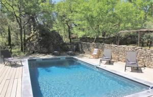 Maisons de vacances Beautiful home in Lacoste with 4 Bedrooms, WiFi and Outdoor swimming pool : photos des chambres