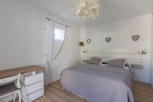 Maisons de vacances La Petite Poule Rousse - Maison avec piscine : photos des chambres