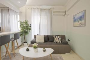 Blue Dream Modern Piraeus Apt, Walk to Beach