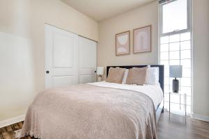 Downtown 1BR w Gym Roof nr Pike St Mkt SEA-202