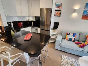 Appartements 150 m plage, piscine, clim, parking prive, entre Monaco & Menton, calme & Luxe assure ! : photos des chambres