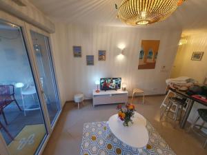 Appartements 150 m plage, piscine, clim, parking prive, entre Monaco & Menton, calme & Luxe assure ! : photos des chambres