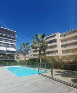 Appartements 150 m plage, piscine, clim, parking prive, entre Monaco & Menton, calme & Luxe assure ! : photos des chambres