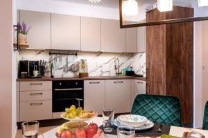 Stylish Sea View Apartment 3 Min to Beach Balcony & Comfort