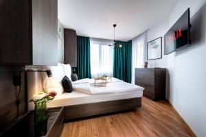 Stylish Sea View Apartment 3 Min to Beach Balcony & Comfort