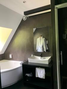 Hotels Moulin de Cambelong- Emilie & Thomas : Chambre Double avec Balcon