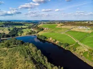Cozy rural lodge, amazing views close to Holmfirth - Dunford Bridge