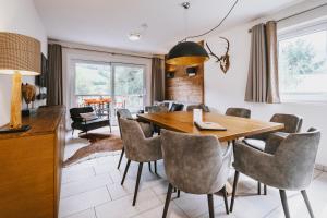 Three-Bedroom Suite room in Avenida Mountain Lodges Kaprun