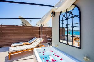 Elounda Helios Luxury Apartment with Rooftop Jacuzzi