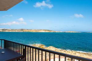 Islet Promenade Seafront 1 Bedroom Apartment with sea view balcony by Getawaysmalta