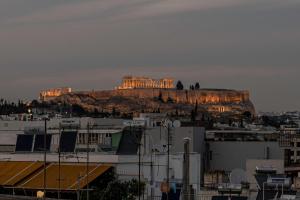 Charming 2 BR Apt with Acropolis View in Athens
