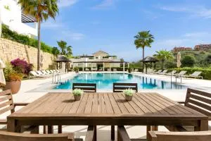 Luxury & Sunny Apartment with Breathtaking View in Marbella East - La Mairena