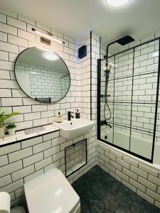 "The Garden Apartment Newquay" by Greenstay Serviced Accommodation - Beautiful 2 Bed Apartment With Parking & Garden Terrace, Dog Friendly, Close To Beaches, Shops & Restaurants - Perfect For Families, Couples, Small Groups & Business Travellers