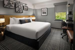 Standard King Room - Hearing Accessible room in The Union Club Hotel at Purdue University Autograph Collection