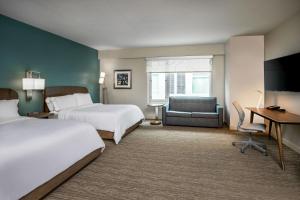Studio, 2 Queen, Sofa bed, Full Kitchen, Living Space room in Element Hampton Peninsula Town Center