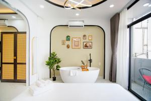 Căn hộ có ban công (Apartment with Balcony)