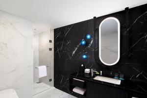 Deluxe Guest Room, 1 King, City View