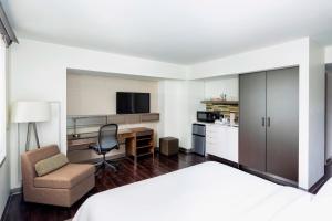 Traditional King, Guest room, 1 King room in Element Boston Seaport District