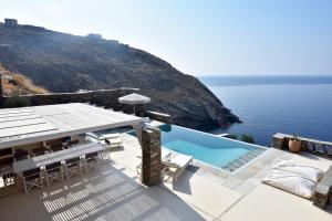 Waterfront villa with a swimming pool, sea view and direct access to the sea