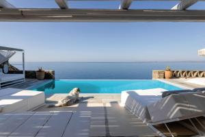 Waterfront villa with a swimming pool, sea view and direct access to the sea