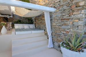 Waterfront villa with a swimming pool, sea view and direct access to the sea