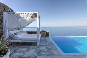 Waterfront villa with a swimming pool, sea view and direct access to the sea