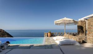 Waterfront villa with a swimming pool, sea view and direct access to the sea