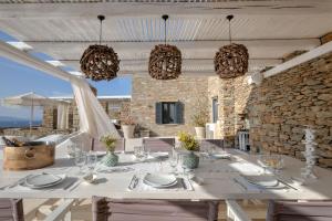 Waterfront villa with a swimming pool, sea view and direct access to the sea