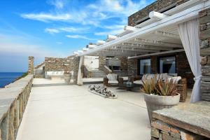 Waterfront villa with a swimming pool, sea view and direct access to the sea