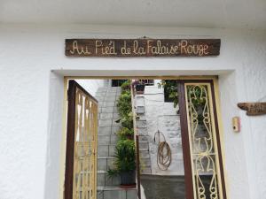 Au pied de la falaise rouge