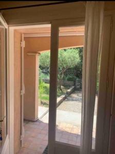 Studio en rez-de-jardin arboré avec accès piscine et clim