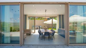 Modern and luxurious villa with swimming pool in Zmijavci