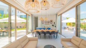 Modern and luxurious villa with swimming pool in Zmijavci 