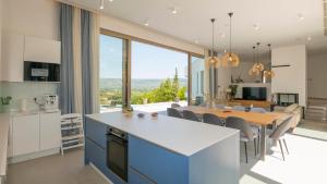 Modern and luxurious villa with swimming pool in Zmijavci