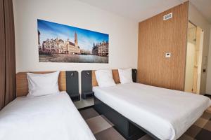 Family triple room room in easyHotel Brussels City Centre