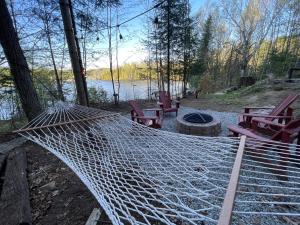 Joys Chalet - Hottub, Lake, & Cottage