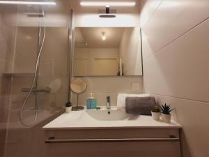 Appartements T2 moderne classe 3 etoiles CLIM WIFI Centre ville - Antinea - ROSSIconciergerie : photos des chambres