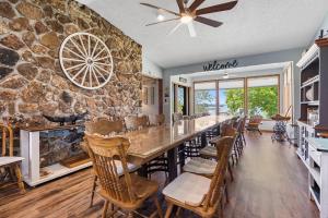 Red Bud Cove Lakefront Farm House on Table Rock Lake