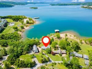 Red Bud Cove Lakefront Farm House on Table Rock Lake