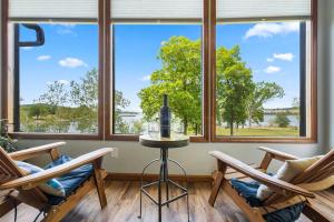 Red Bud Cove Lakefront Farm House on Table Rock Lake