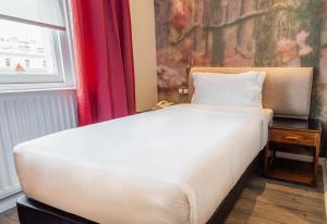 Single Room room in The Queen's Gate Hotel