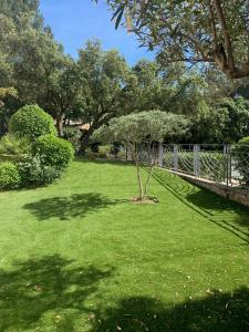 Studio en rez-de-jardin arboré avec accès piscine et clim