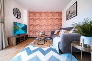 Luxury Detached House with Free Parking, Fast Wifi and Smart TV with Netflix by Yoko Property
