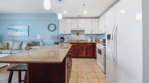 Laketown Wharf #1319 by Nautical Properties