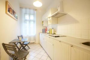 Wohfühlen Garantiert Große Wohnung mit zwei Schlafzimmern und Terrasse